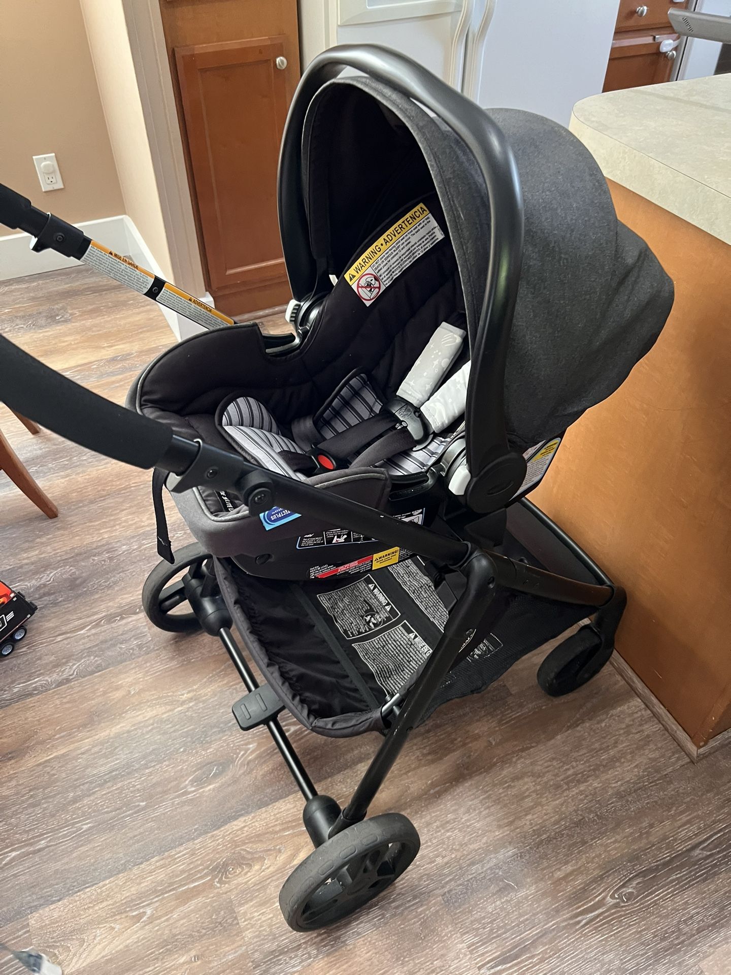 Graco Stroller With Car Seat. Location: Coconut Creek