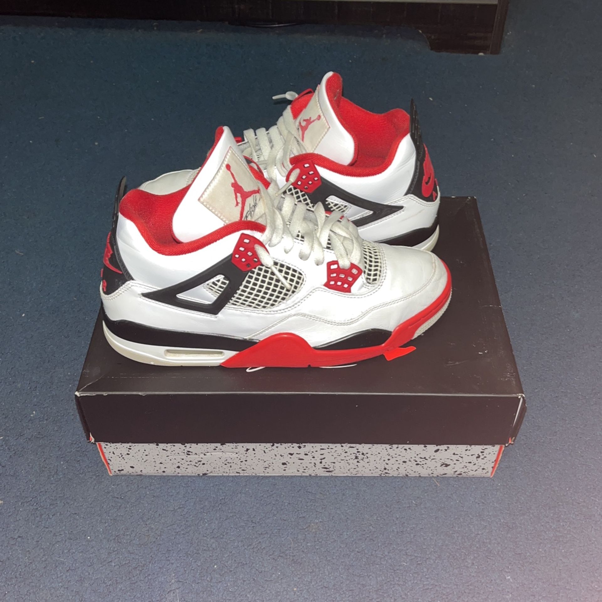 Jordan 4 Fire Reds Size 9 Men