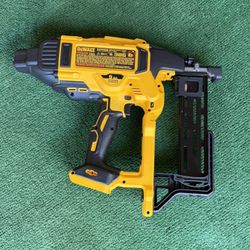 DEWALT 20V MAX 9-Gauge Cordless Fencing Stapler (Tool Only) Price is firm $300 