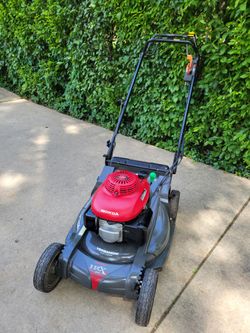 Honda HRX217 Versamow self-propelled- Excellent condition- Fully Serviced