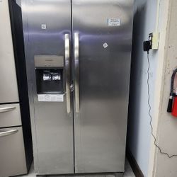 SIDE BY SIDE FRIGIDAIRE REFRIGERATOR WITH 1YEAR WARRANTY/1AÑO DE GARANTIA POR ESCRITO 