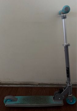 Kids Scooter w/light up wheels