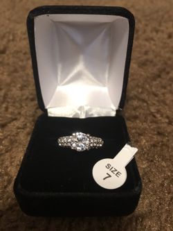 Women's Queen Lara 18 kt gold plated cubic zirconia diamond wedding engagement ring/size 7