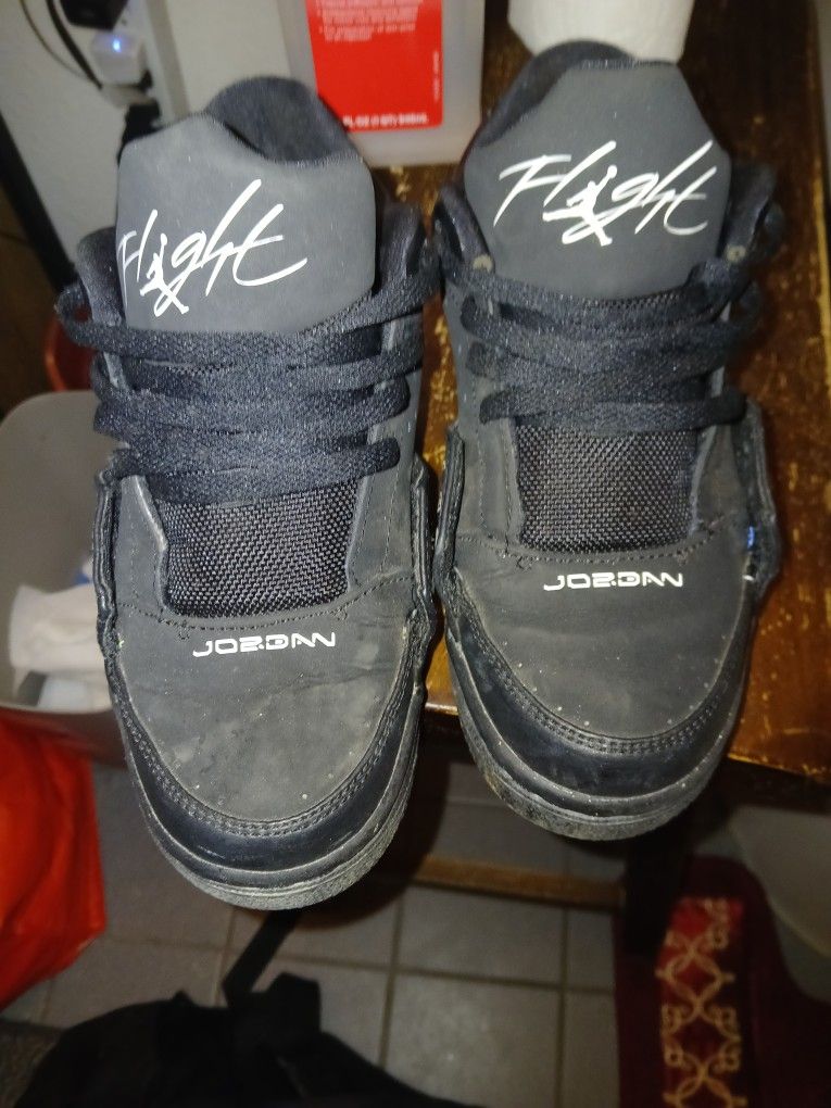 NIKE AIR JORDAN BLACK SIZE 4Y YOUTH