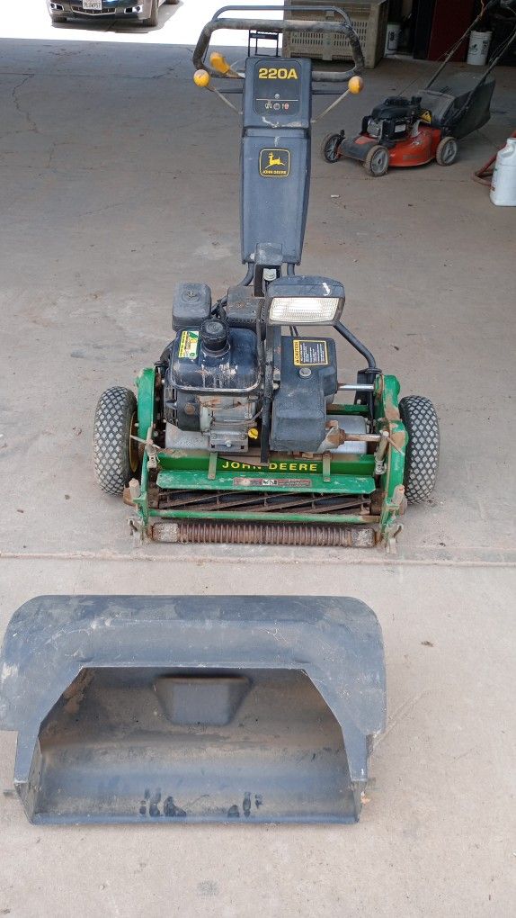 John Deere 220A Golf mower