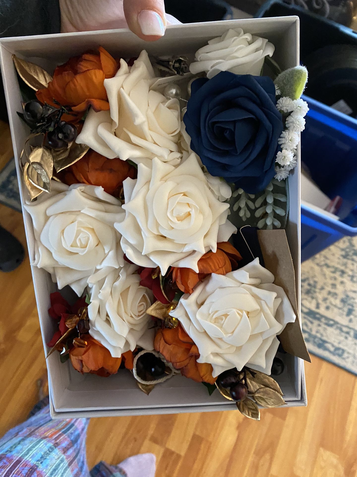 Ling’s Moments Corsages 