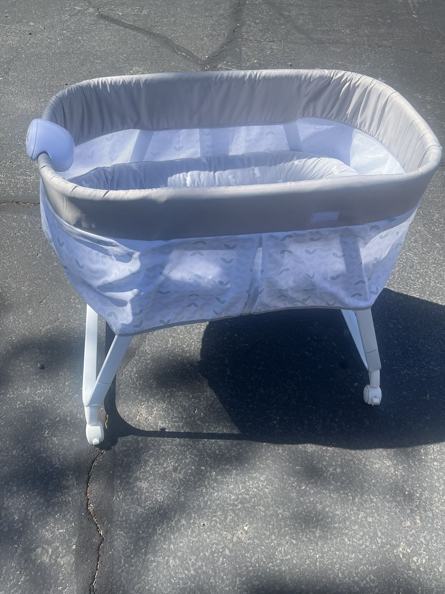 Barely Used Soothing Vibrations Baby Basinet 