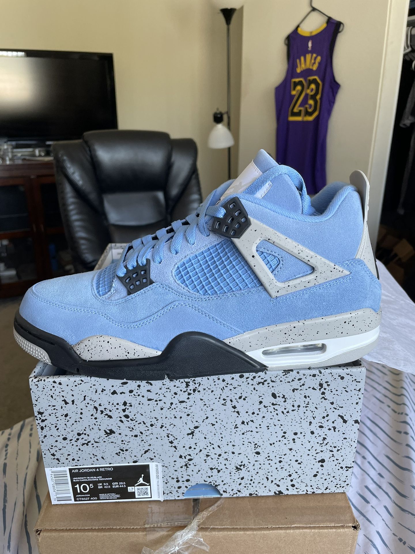 Jordan 4 retro university blue . Brand new DS . Size 10.5 men