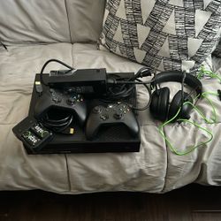 Xbox One (Free Rechargable Batteries + Free Headset)