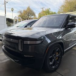Fs: 2023 Rivian R1S Quad