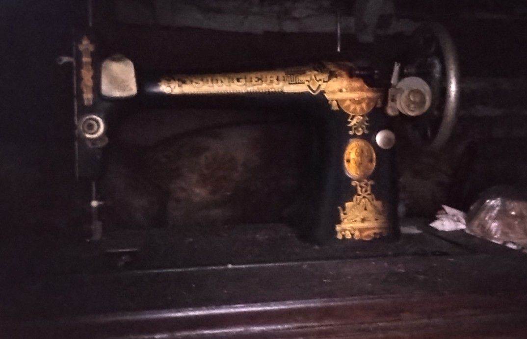 1925 Vintage Singer Sewing Machine With Swinging Desk Model 127