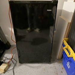 Haier Mini Fridge w/ Freezer – Black – Works Great