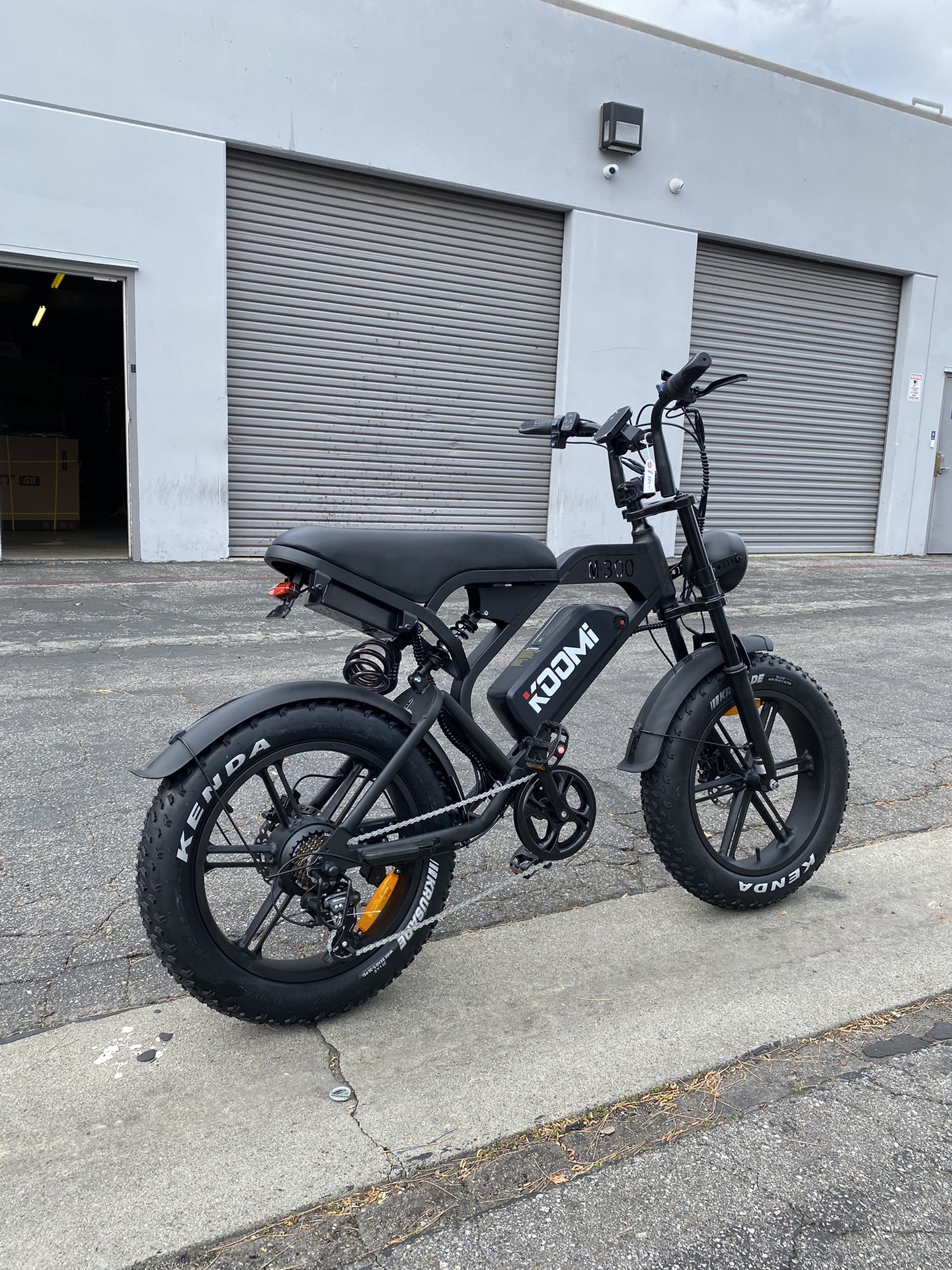New In Box, Retro Moped E-bike 750w 48v 20Ah Hydraulic Disc Brakes Full Suspension, Electric Bike 