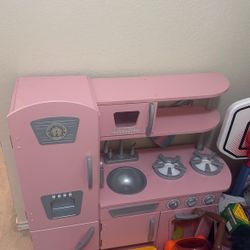 girl play kitchen 