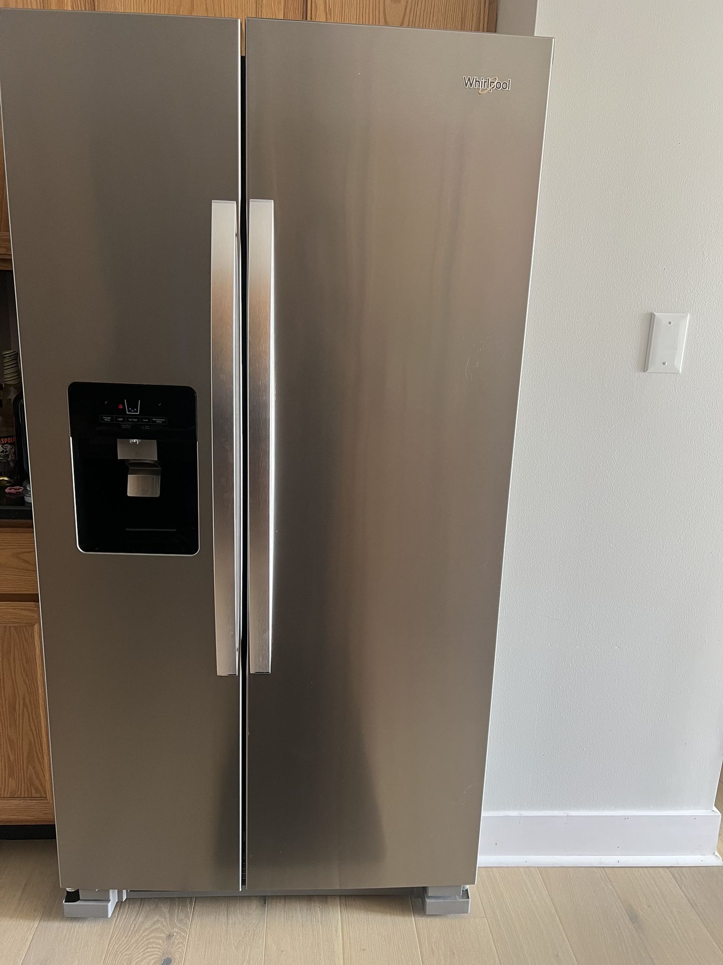 Whirlpool fridge W/ Water & Ice Dispenser