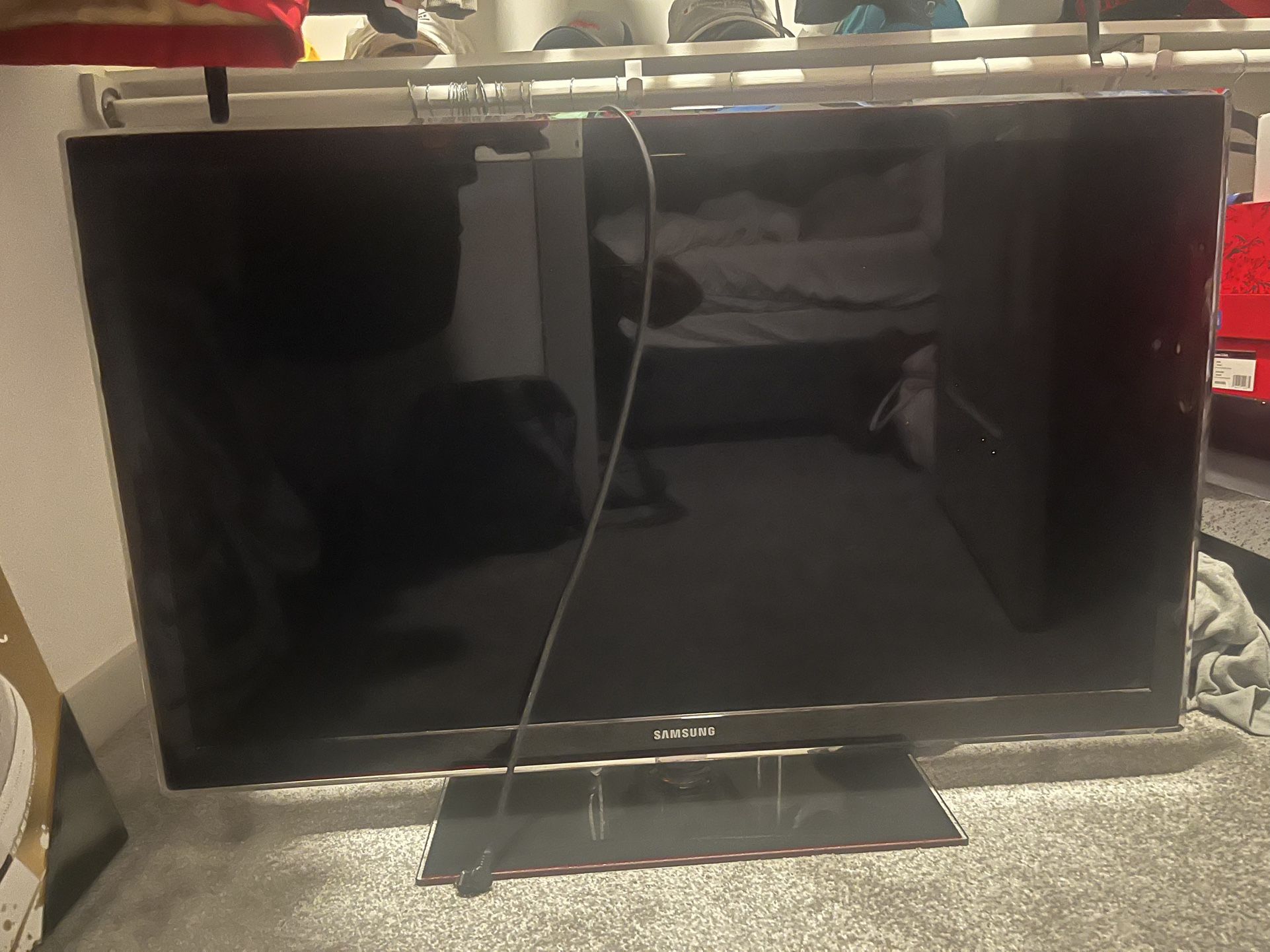 Samsung Tv (Remote Included)