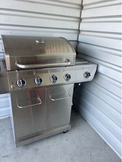 Bbq grill with tank
