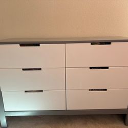 FOR SALE: Kids Crib with Mattress & Matching Chest – Great Condition!