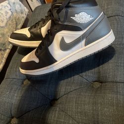 Jordan one mid Black white iron gray
