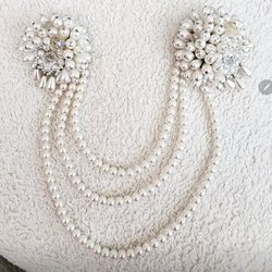 Gorgeous Glittery Pearl And Crystal Vinatge Double Pin , Excellent Condition 