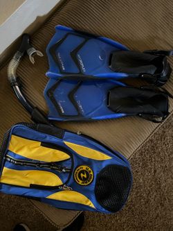 Swim fins with snorkel and bag