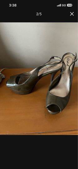 There very nice shoes the size is 8.5 The color is Gray