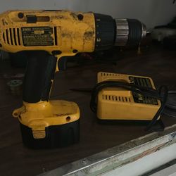 DeWalt Adjustable Clutch Cordless 3/8 Drive VSR Drill W/charger