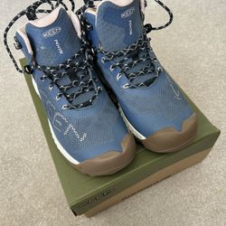 NEW- Keen Women's NXIS EVO Waterproof hiking Boot, size 8