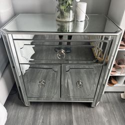 Set Of 2-Elegant Mirrored Nightstands Like New