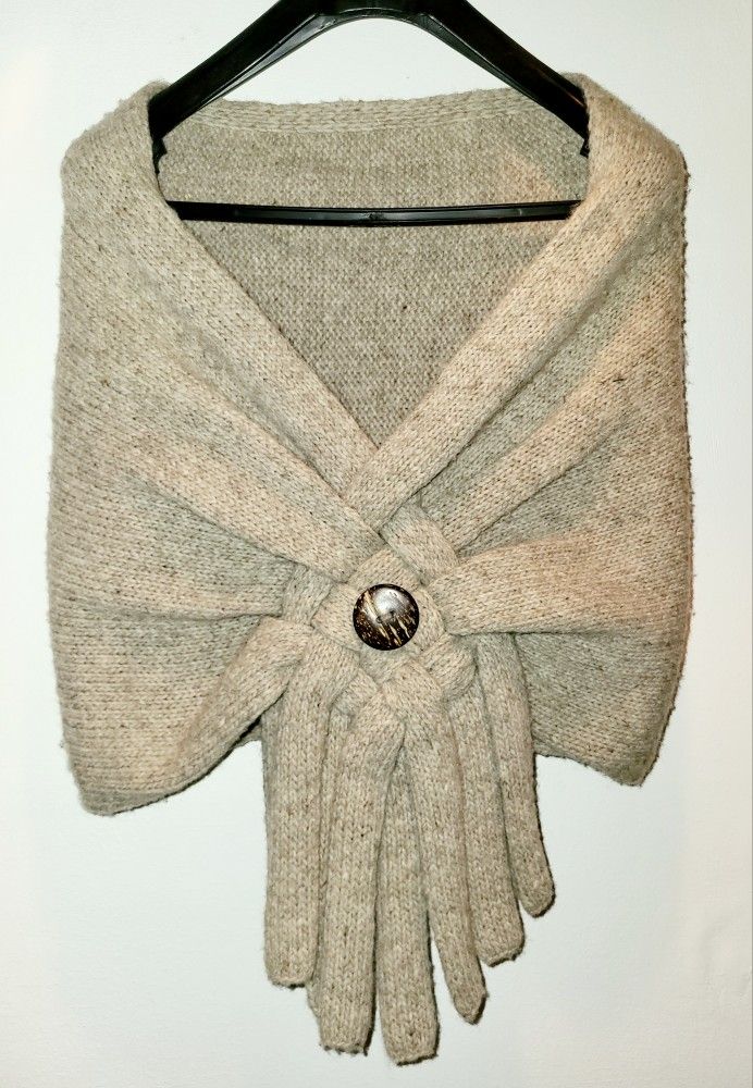 Wool Sweater Shall. Beige. Women's Small