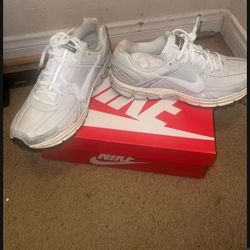 White Nikes 9.5