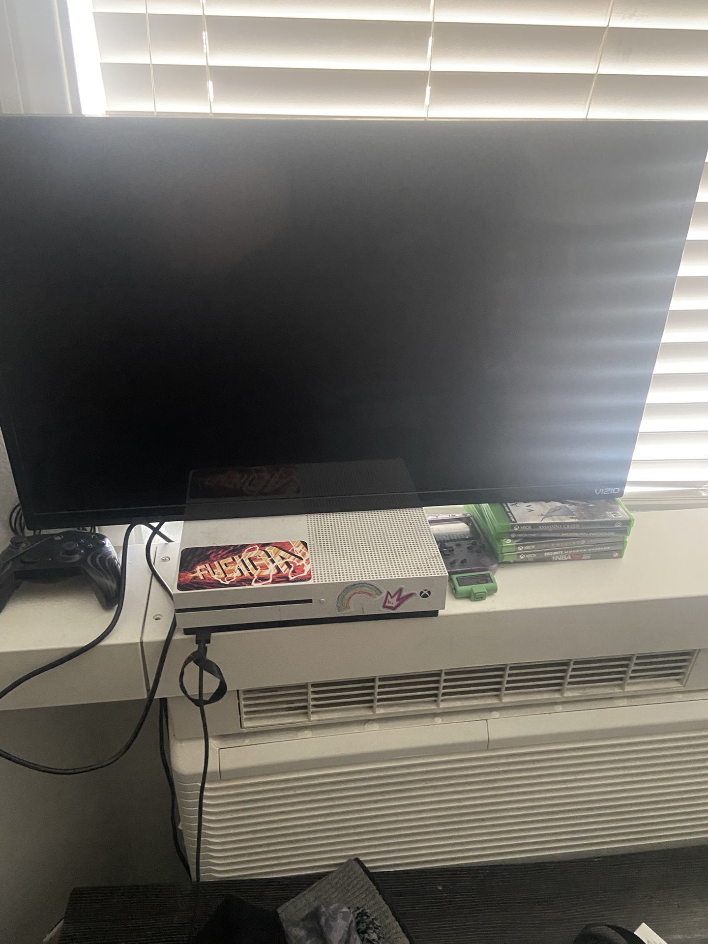 Xbox One S 1tb Games, 2 Controllers, Turtle Beach Headset, 32” Vizio