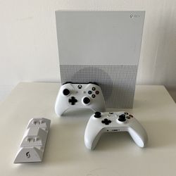 Xbox One S - 2 Controllers & Charger