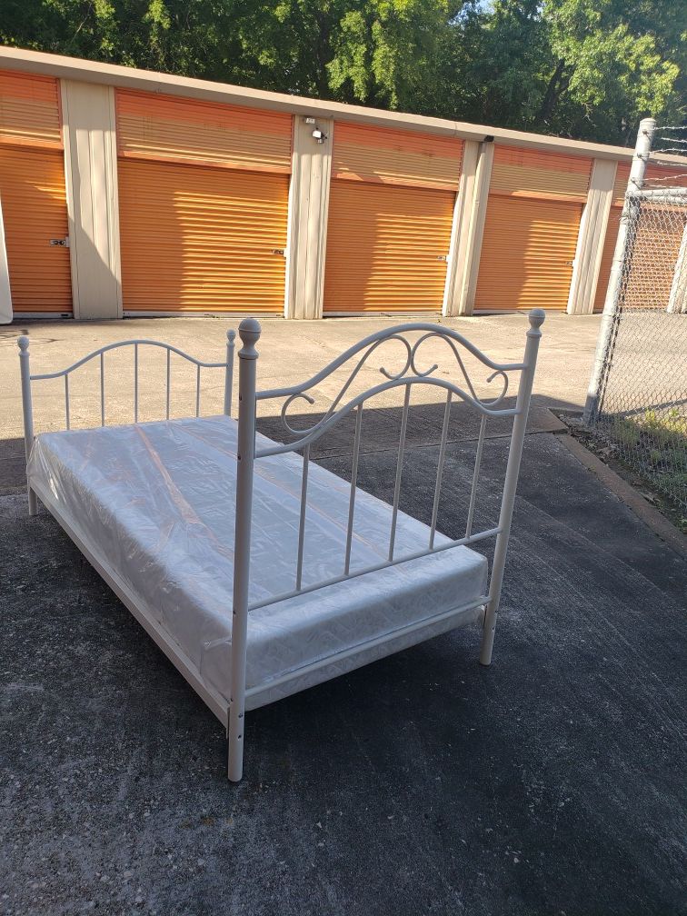 WHITE TWIN BED FRAME & BOX SPRING for Sale in Houston, TX OfferUp