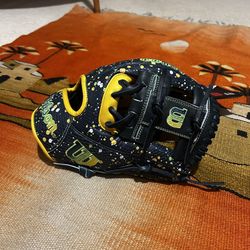 Wilson A2000 1786 “Savannah Banana” Baseball Glove