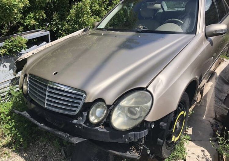 Mercedes E500. For parts only