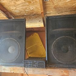 2 fender 15" speaker 900-watTs Located In Mesa Main Street And Gilbert Rd 