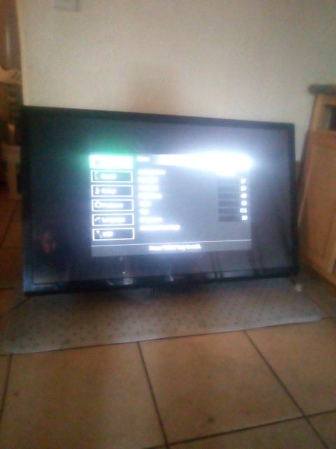Emerson 50 Flat Screen Tv W/Remote