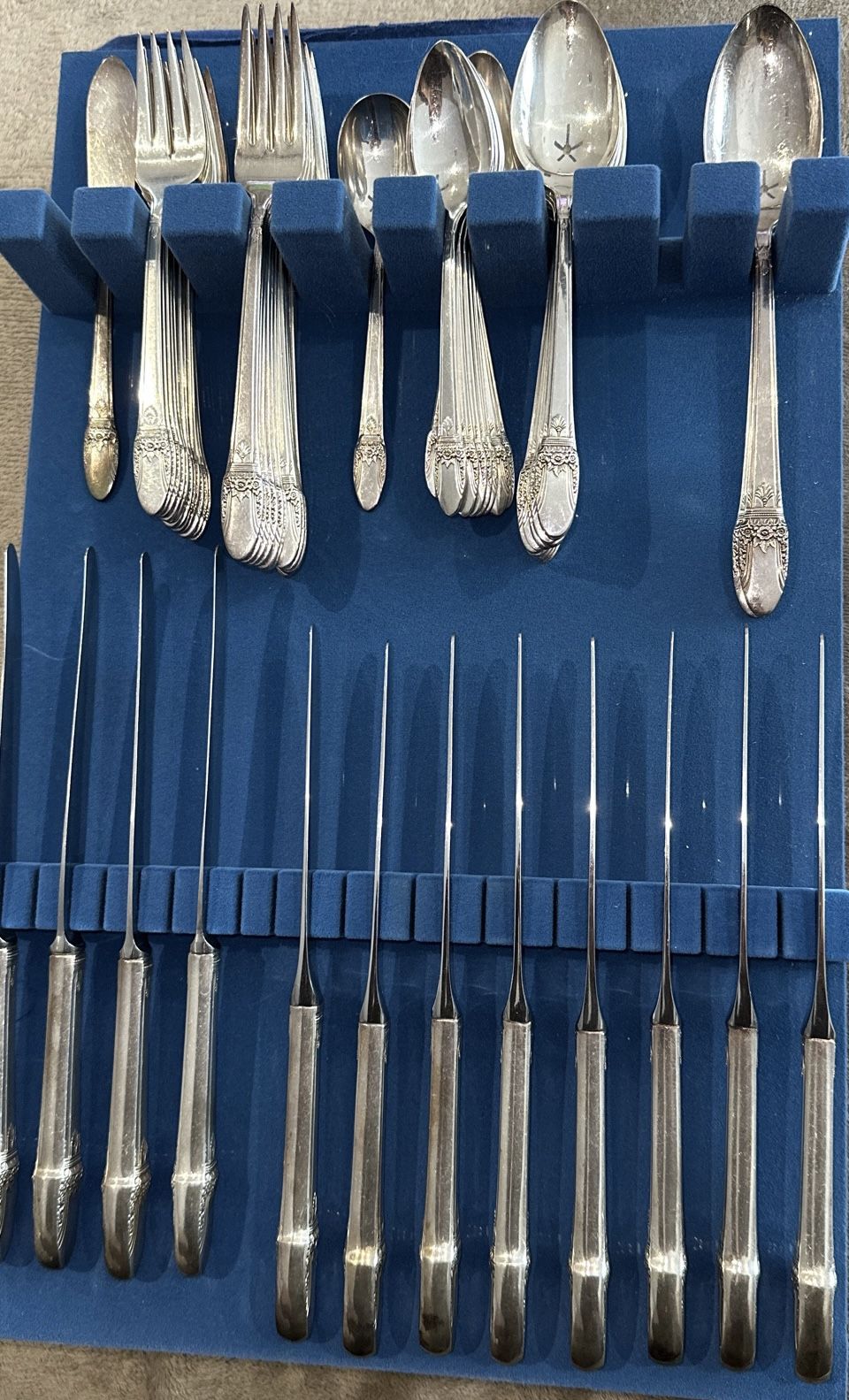 1847 Rogers Bros "First Love" Design Silverware ~ Serving for 12. 64 Total Pieces. Vintage ! International Silver & Stainless.