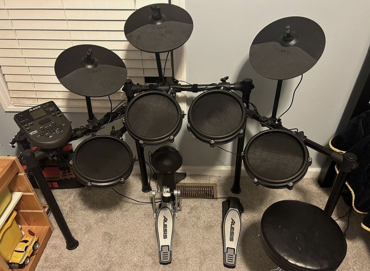 Alesis Nitro Drum Set With Kick Pedal