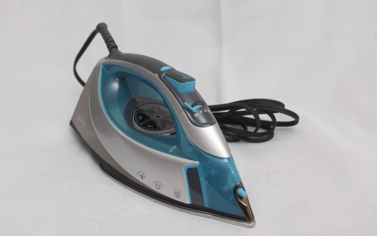 Sunbeam Turbo Steam Iron Model #GCSBCS-212 Corded Blue