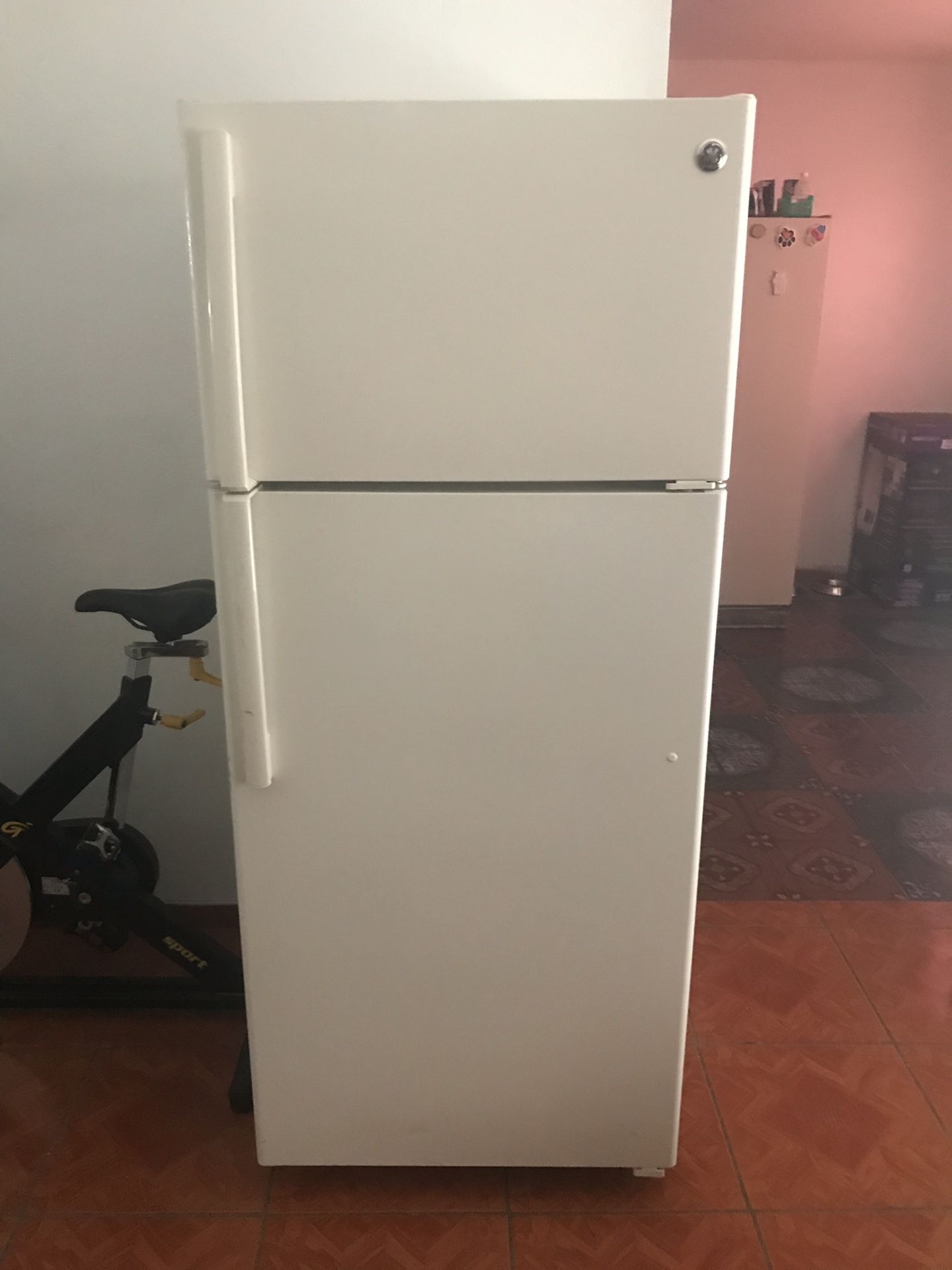 Refrigerator GE like new