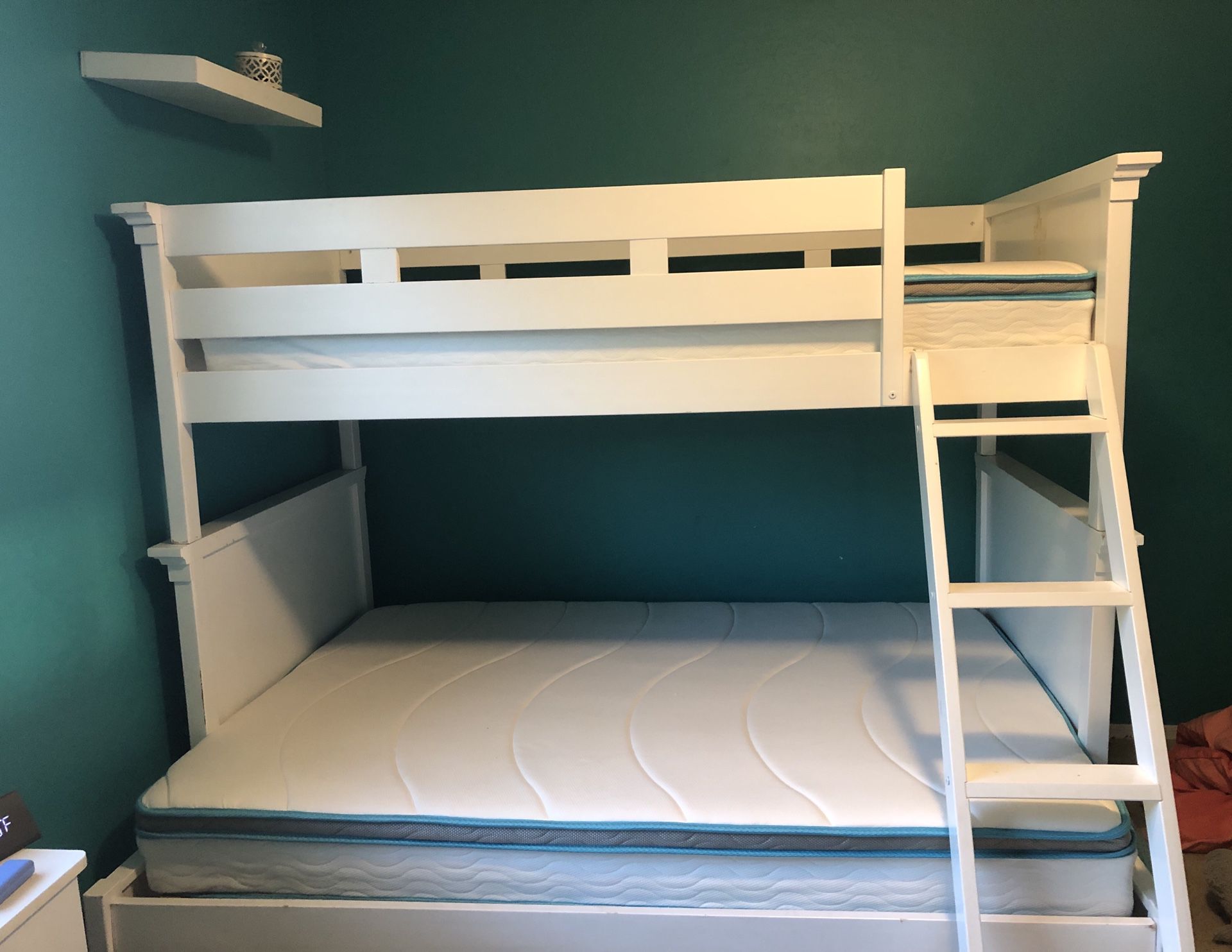 Twin/ full bunk bed