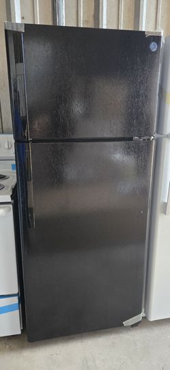 New GE
17.5 cu. ft. Top Freezer Refrigerator in Black