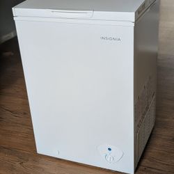 Insignia 3.5 Cu Ft Chest Cooler 