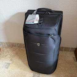 NWT Victorinox Crosslight Luggage Duffel 2 Wheel Travel