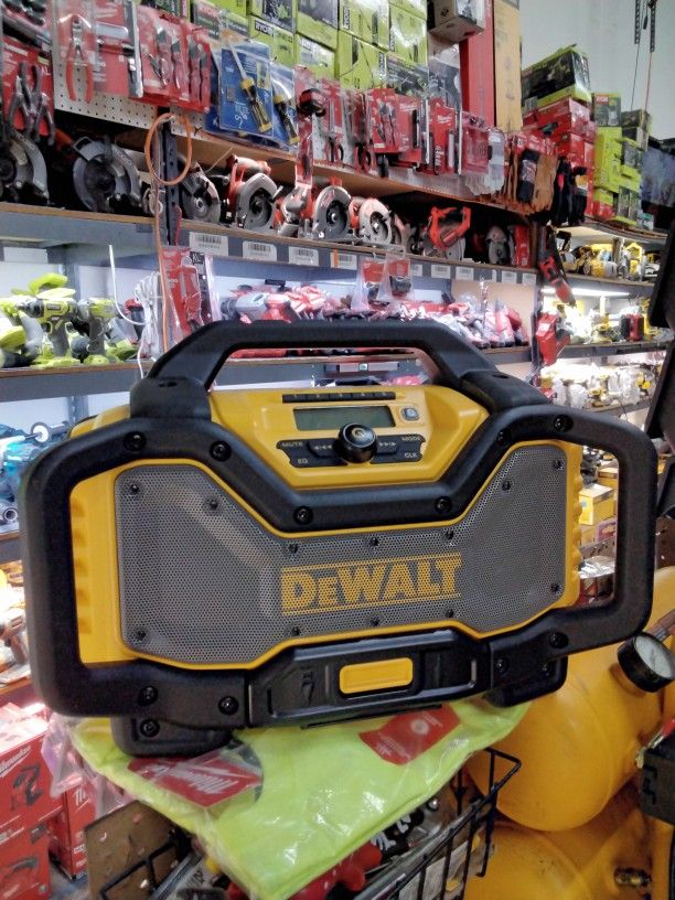 DEWALT
20V MAX Bluetooth Radio with built-in Charger
