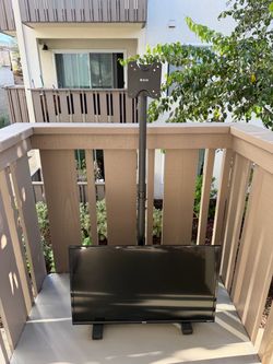 Roku tv w/remote and tv mount