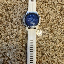 Garmin Fenix 5S Sapphire Edition. 