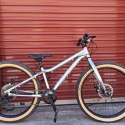 Classic Commencal Ramones 24 Bike 
Dual Disc Brakes.... Beefy Tires
Excellent Like New Condition!